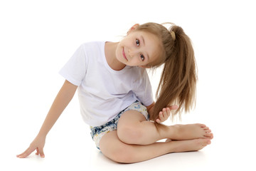 Obraz premium The little girl is on her knees.