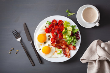 healthy keto breakfast: egg, tomatoes, salad leaves and bacon