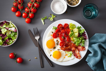 healthy keto diet breakfast: egg, tomatoes, salad leaves and bacon