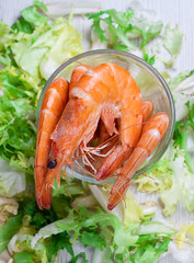 VISTA SUPERIOR DE LANGOSTINOS EN VASO CON LECHUGA VERDE