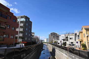 Fototapeta premium 大田区の住宅街と治水「呑川」 River in residential area for improvementflood control in Japan