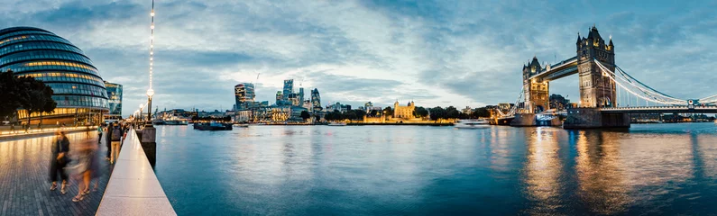 Photo sur Plexiglas Tower Bridge Banks of river Thames in London after sunrise