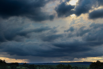 Fototapeta na wymiar pôr-do-sol no horizonte nublado