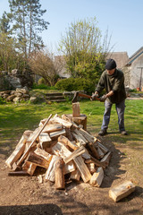 Homme fendant des buches de bois