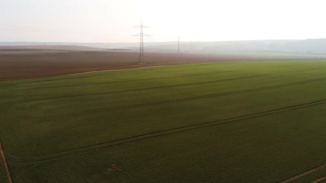 Stromtrasse f&uuml;hrt &uuml;ber Felder in den Horizont
