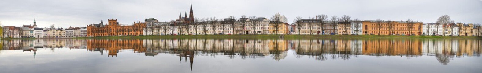 Fototapeta na wymiar Schwerin Panorama Süd und Westseite Pfaffenteich entzerrt