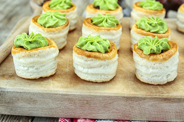 feuilletés d'escargots au beurre persillé