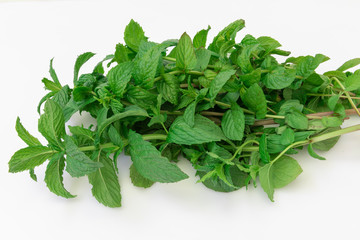Manojo de hierbabuena ecológica sobre fondo blanco