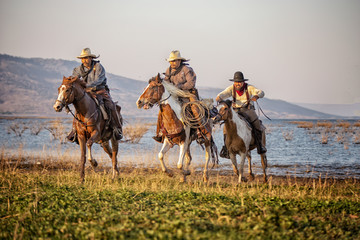 Fototapety  kowboj i koń na pierwszym świetle, góra, rzeka i styl życia z naturalnym światłem w tle