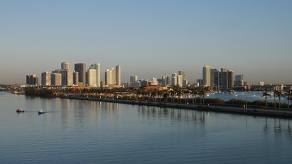 Fototapeta na wymiar Miami Beach with view of port harbor and downtown