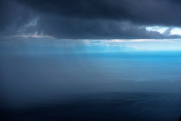 Fototapeta na wymiar Regenschauer über blauem Meer, Alaska
