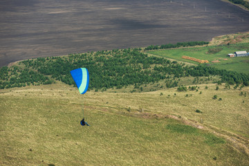 Obraz premium Paragliding in Altai mountains. Paragliders in fight in the mountains, concept of extreme sport activity.