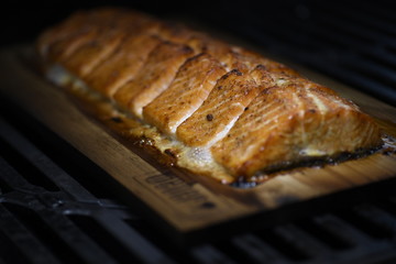 Lachs auf einem Holzbrett gegrillt