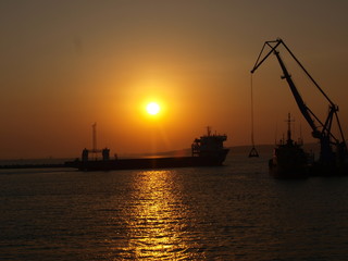 Obraz premium ship harbor at sunset