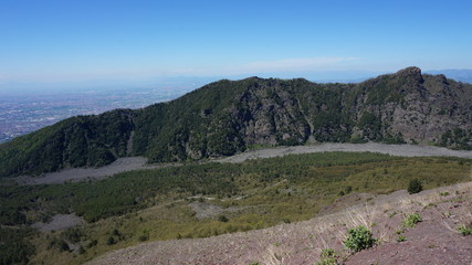 Fototapeta na wymiar Vesuv Volcano crater and path around it