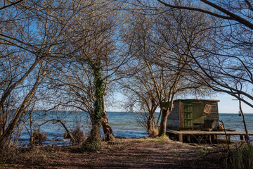 cabane au bord du lac