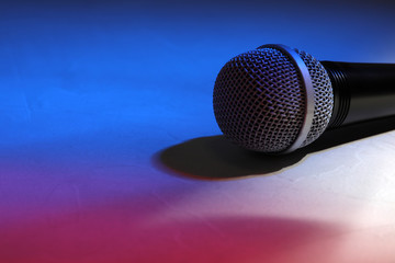 Obraz premium Modern microphone on color background, closeup. Space for text