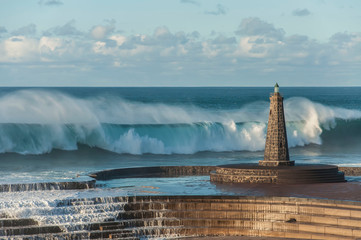 faro con olas del mar