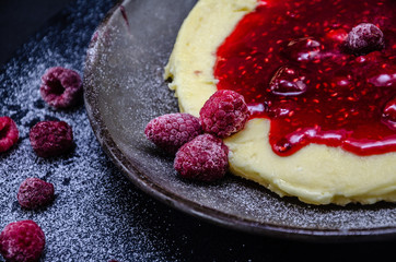 Käsekuchen mit heißen Himbeeren