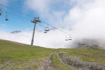 Fototapeta na wymiar Col du Tourmalet télésièges en été