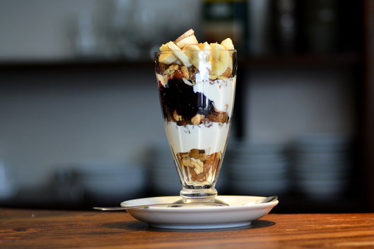 Pucharek jogurtowy z owocami