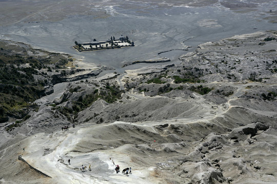 Indonesia, Java, East Java Province, Bromo Tengger Semeru National Park, horsemen bring tourist on top of Gunung Bromo Crater
