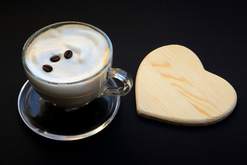 Cappuccino su sfondo nero, cappuccino on black background 