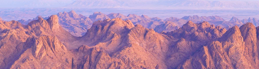 Fotobehang Geweldige zonsopgang op de Sinaï-berg, prachtige dageraad in Egypte, prachtig uitzicht vanaf de berg © Mountains Hunter