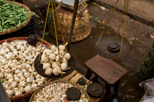 Garlic on scale, Myanmar, Shan, Myanmar