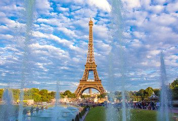 Obraz premium Eiffel Tower and fountains of Trocadero, Paris, France