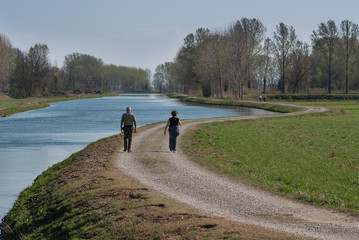 persone camminano lungo il canale d'acqua