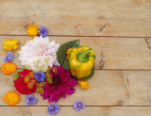 Obraz na płótnie Canvas bouquet of yellow flowers on wooden background