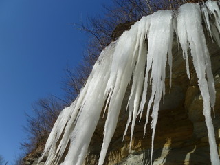 Eiszapfen an Berghang