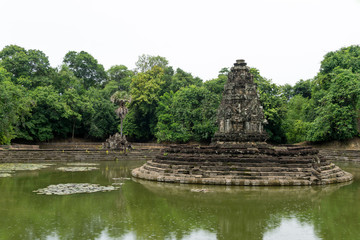 Fototapeta na wymiar Artificial island with shrine in a pond near Siem Reap (Neak Pean))