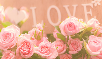 LOVE, Dekoration mit Rosen