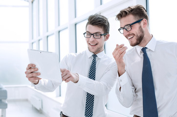 Fototapeta premium close up.happy employees looking at the digital tablet screen.
