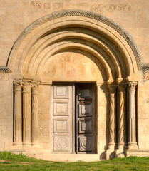 Porte du prieuré de Salagon à Mane, France
