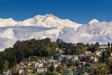 Crédence en verre imprimé Kangchenjunga Darjeeling and Kangchenjunga on the background. Kanchenjunga, is the third highest mountain in the world. Beautiful Himalayan landscape near Nepal and Sikkim. Indian Himalayas.