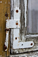 zawias w starym oknie