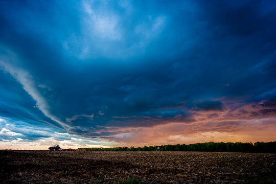 Dramatic sky over field, Marshfield, Wisconsin, USA © Cavan Images