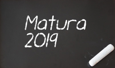 Matura 2019. Napis kredą na szkolnej tablicy. © shake_pl