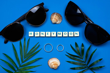 Flat lay, napis honeymoon ułożony z literek, podróż poślubna © Nicoletta
