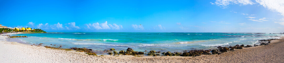 Fototapeta na wymiar Panorama beautiful sea and the beach.
