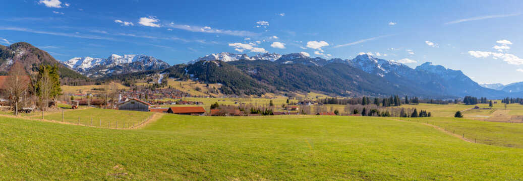 Blick &uuml;ber Bayerniederhofen und Buching auf die Allg&auml;uer Alpen