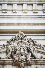 Tour de porte en pierre sculptée