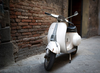 Un vecchio scooter italiano