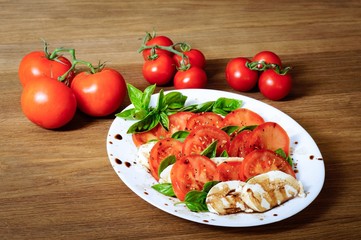Antipasti - Gesunde Ernährung - Tomaten - Mozarella - Salat
