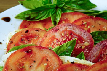 Vegetarisch - Tomaten - Mozarella - Sceiben schön zubereitet
