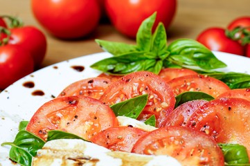 Antipasti - Tomaten - Mozarella auf einen Teller zubereitet