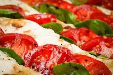 Tomaten, Mozarella, Basilikum schön zubereitet
